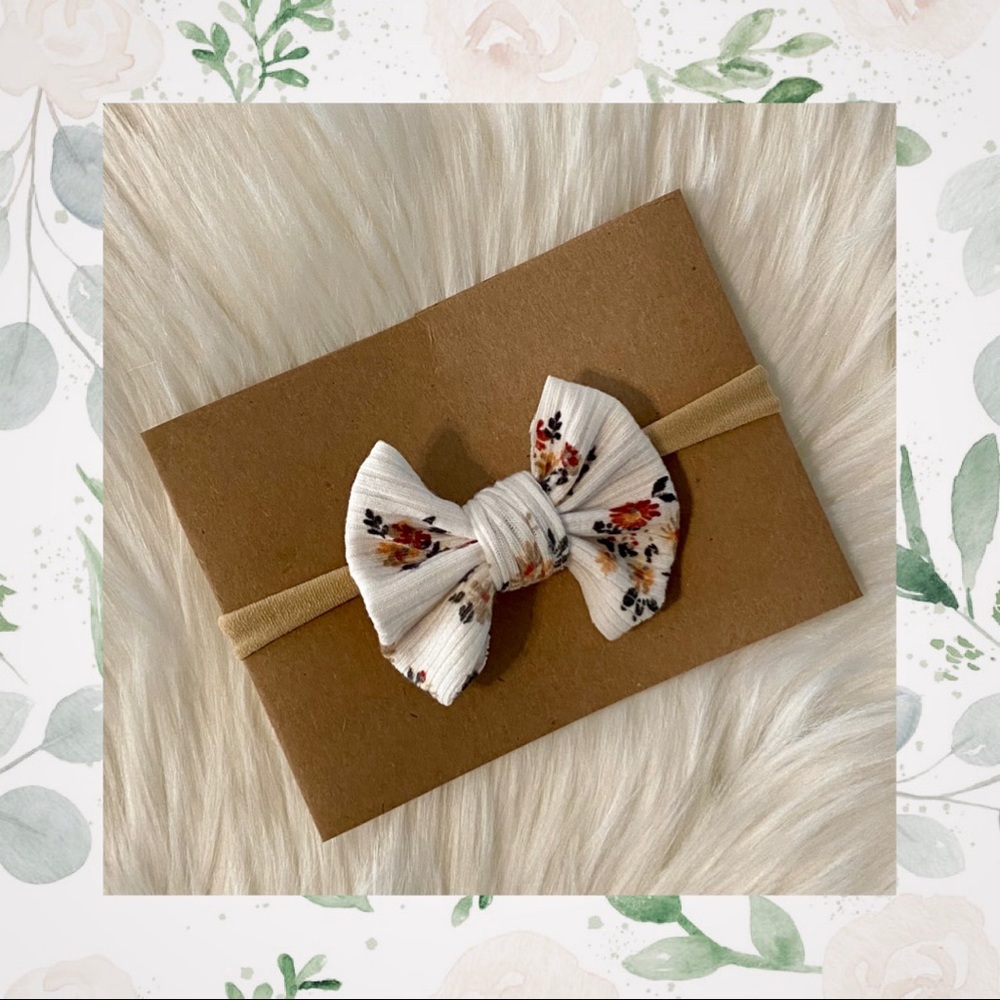 👑White Floral Classic Hair Bow